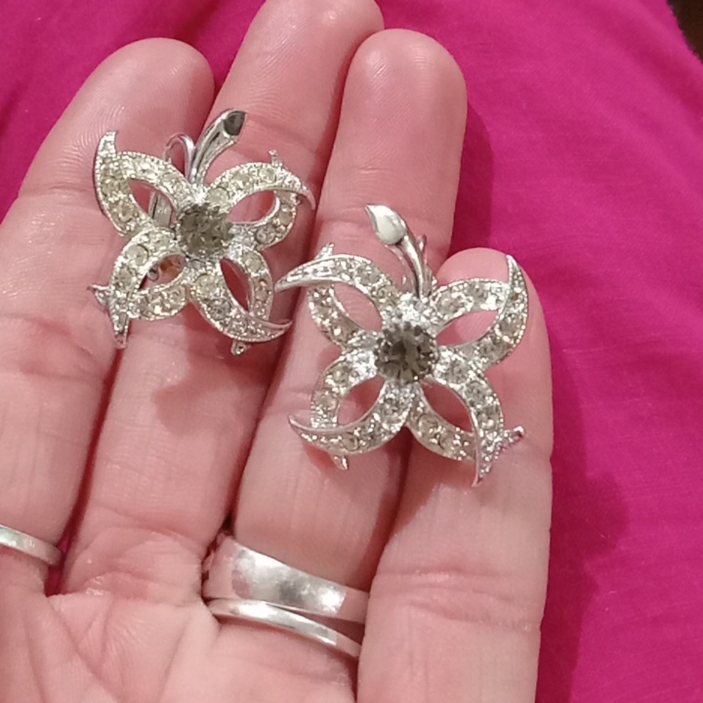Vintage crystal flowers clip